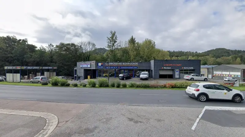 Vue de la rue devant Club Auto Conseil, Argentat-sur-Dordogne