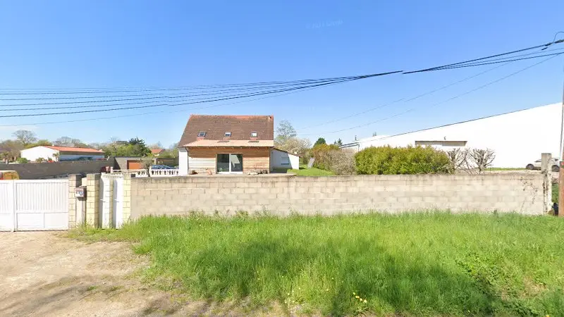 Vue de la rue devant Garage Deladreux, Varennes-Vauzelles