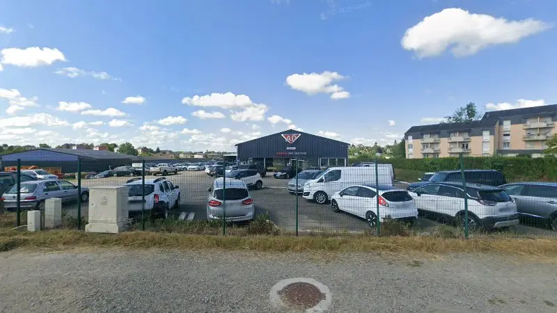 Vue de la rue devant Ford Service S.A.R.L. Garage Des Oliviers, La Souterraine