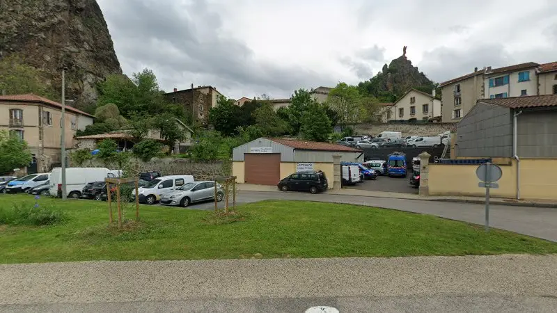 Vue de la rue devant Carrosserie Pose Et Réparation, Aiguilhe