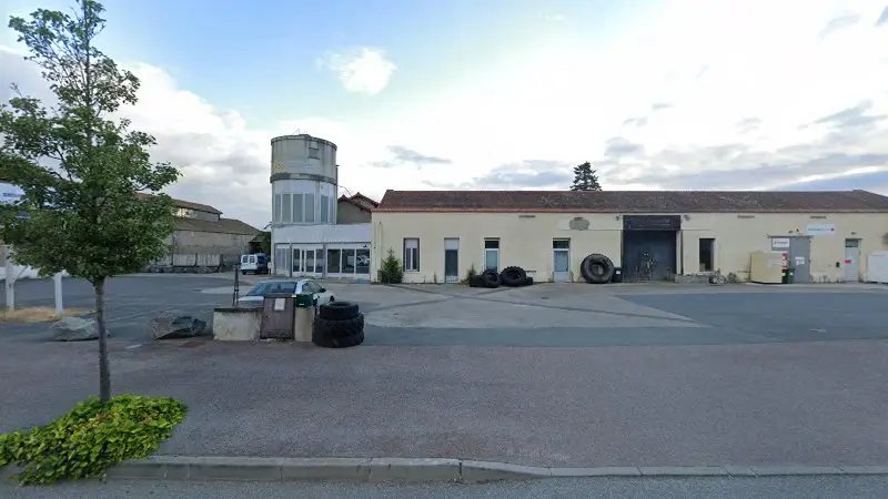Vue de la rue devant Garage et Carrosserie MBL Autos, Feurs