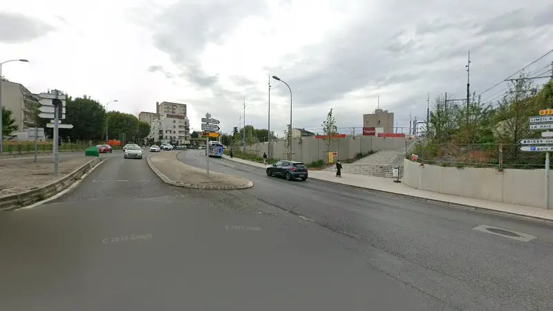 Vue de la rue devant 3 place de la Hétraie, Boissy-Saint-Léger