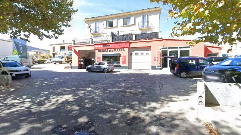 Vue de la rue devant Garage des Allées, L'Île-Rousse