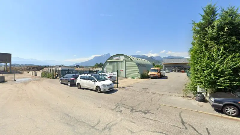 Vue de la rue devant Kiss autoservice, La Ravoire