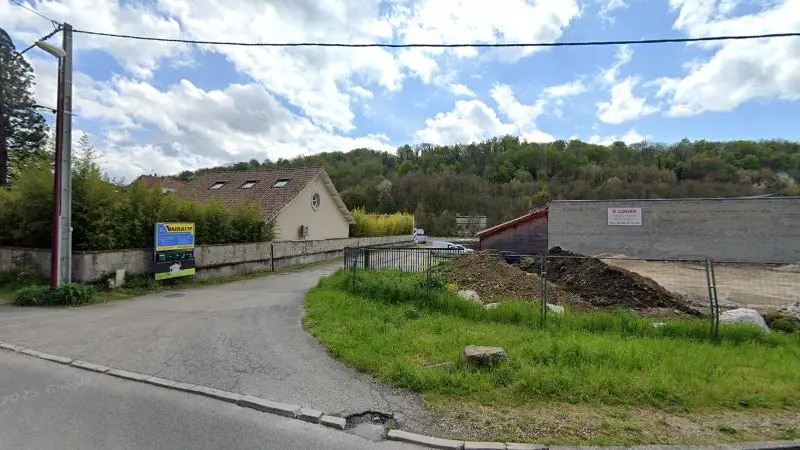 Vue de la rue devant Contrôle technique AUTOSUR St Victor de Cessieu, Saint-Victor-de-Cessieu