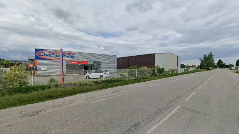 Vue de la rue devant Carrosserie Champelovier, Livron-sur-Drôme