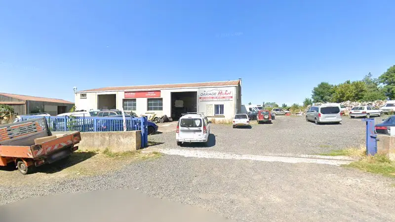 Vue de la rue devant Motrio - Garage Michel, Saint-Jean-Lachalm