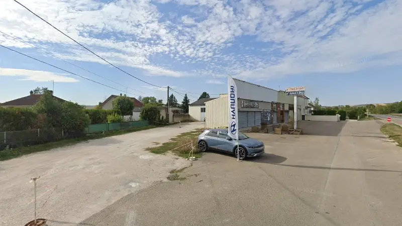 Vue de la rue devant RPM Garage, Vincelles
