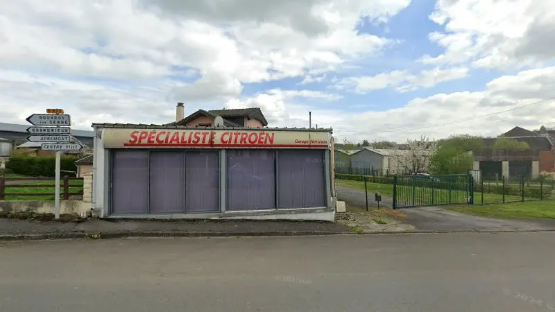 Vue de la rue devant Garage Hottiaux, Rozoy-sur-Serre