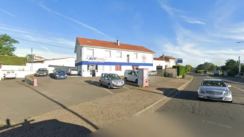 Vue de la rue devant Contrôle technique Autosur Savigneux, Savigneux