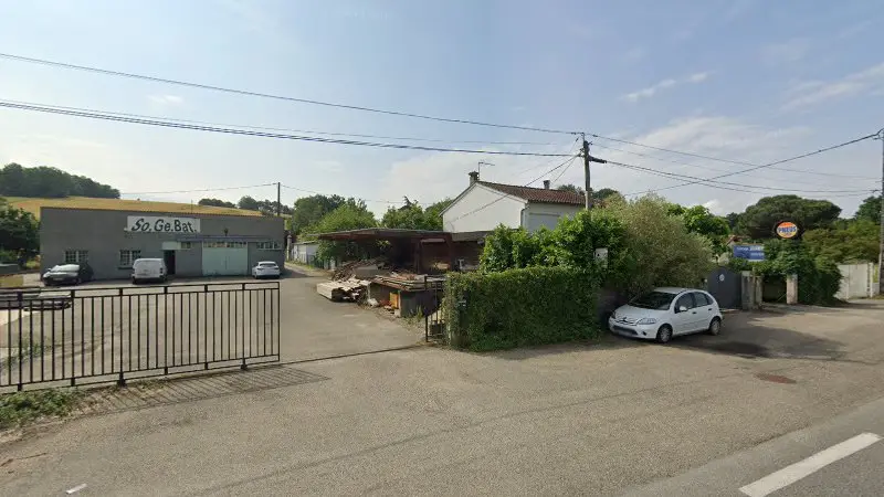Vue de la rue devant Motors atelier, Réalville