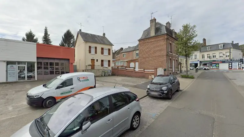 Vue de la rue devant Garage Joostens, Friville-Escarbotin