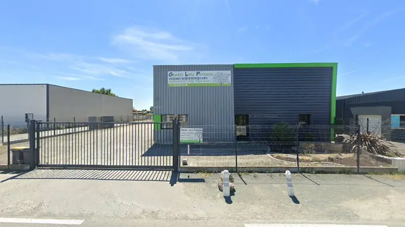 Vue de la rue devant Phil Auto 44 - Technicar Services depannage remorquage 24h24, Saint-Philbert-de-Grand-Lieu
