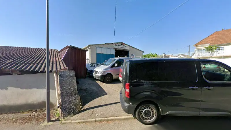 Vue de la rue devant Carrosserie Baule, Les Côtes-d'Arey