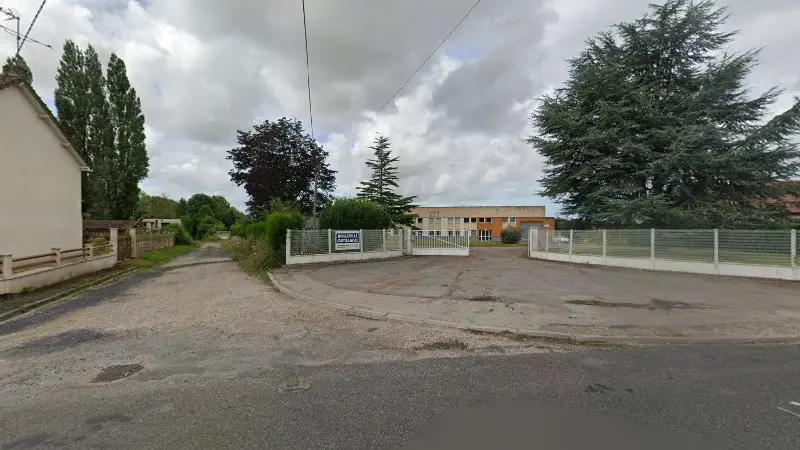 Vue de la rue devant Holleville Outillages, Fressenneville