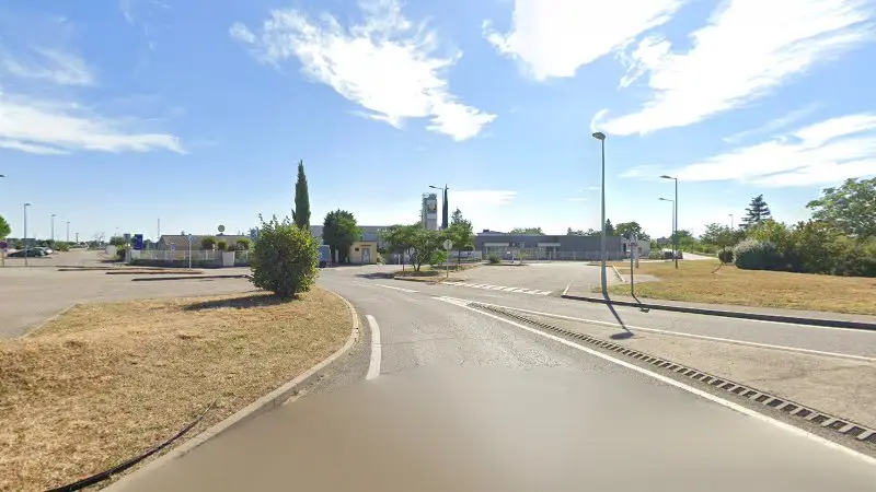 Vue de la rue devant Garage Etienne Autos, Bourg-de-Péage