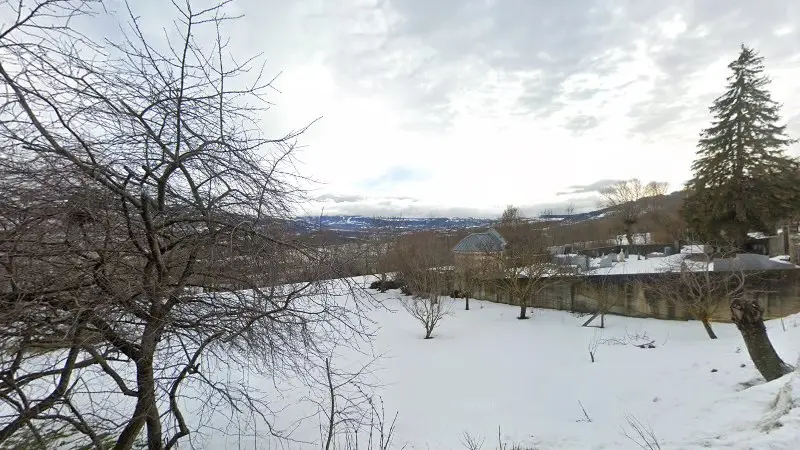Vue de la rue devant garage renault, La Fare-en-Champsaur