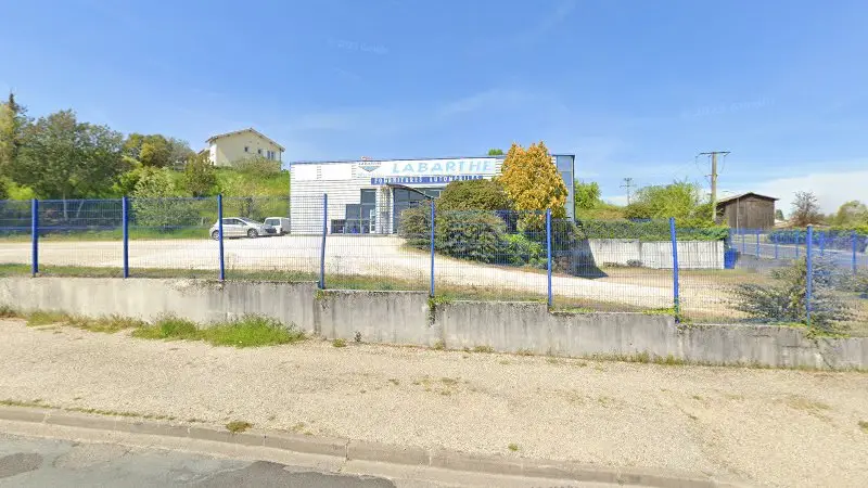 Vue de la rue devant Etablissement labarthe, La Réole