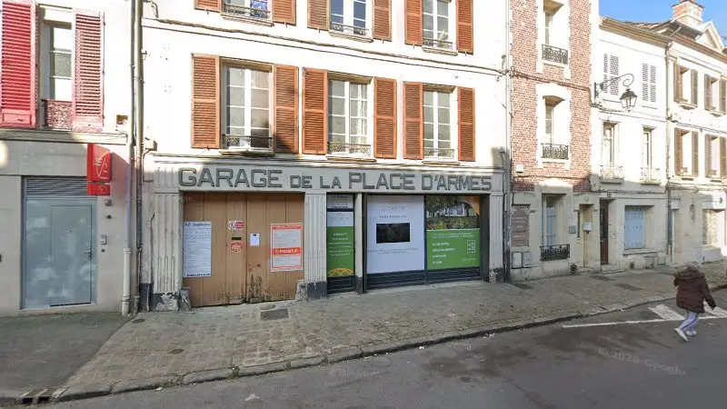 Vue de la rue devant Garage De La Place D'Armes, Magny-en-Vexin
