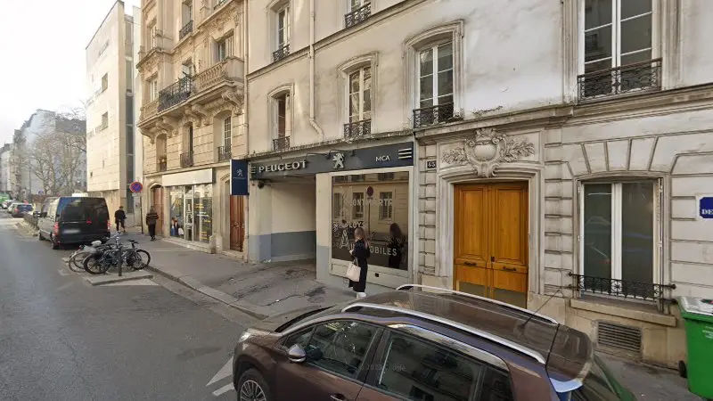 Vue de la rue devant Montmartre Cloys Automobiles, Paris
