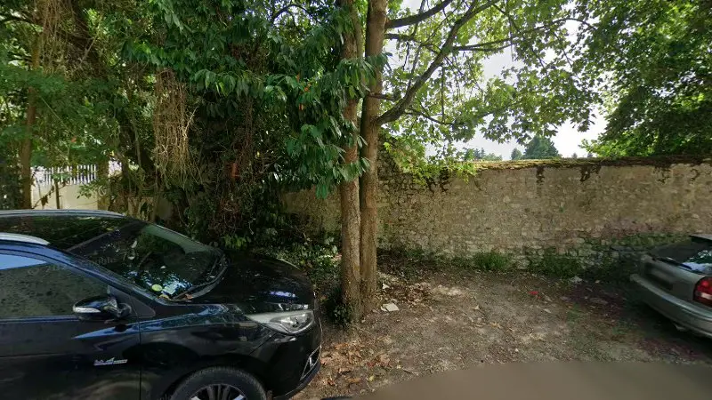 Vue de la rue devant Abri Sur gardiennage et hivernage camping car, Auvers-Saint-Georges