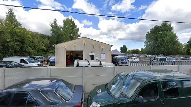 Vue de la rue devant Monta'auto, Gaillan-en-Médoc