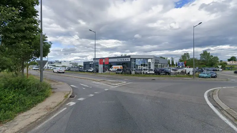 Vue de la rue devant Service - Nissan, Rillieux-la-Pape
