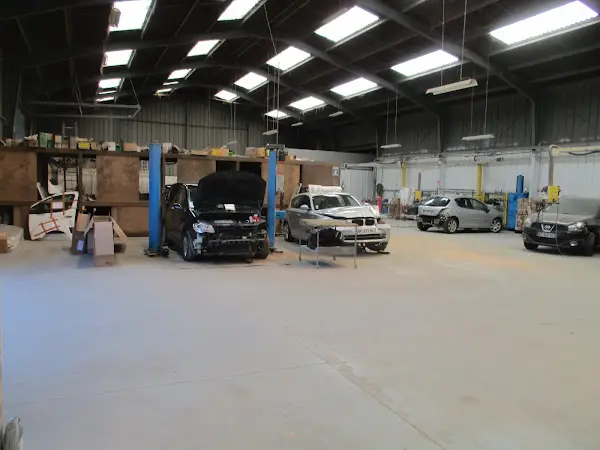 Photo publiée sur la fiche Google de Car 35 Fougères - Centre Auto Renovation (Garage), Lécousse