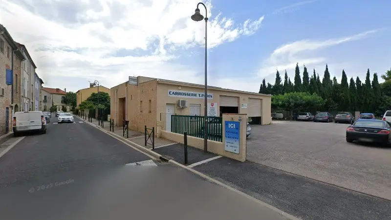 Vue de la rue devant CARROSSERIE PARES THIERRY, Villeneuve-la-Rivière