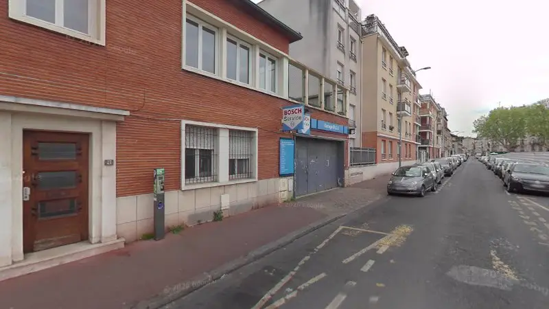 Vue de la rue devant RÉPARATION DE VÉHICULES, Saint-Ouen-sur-Seine