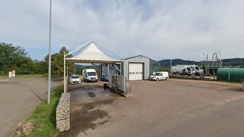 Vue de la rue devant Garage Martinot, Varennes-sous-Dun