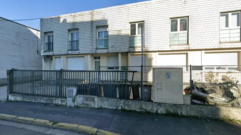 Vue de la rue devant TOP CARROSSERIE - RS AUTO HYBRIDE, Livry-Gargan