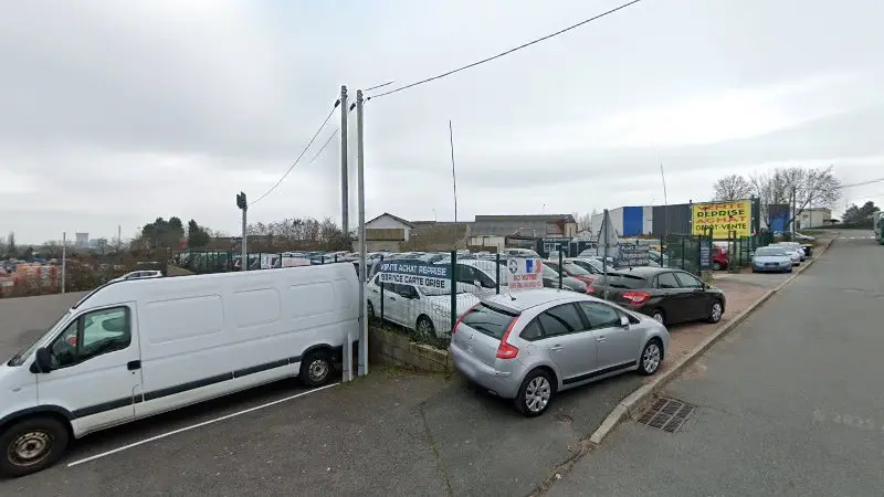 Vue de la rue devant Auto Bois Du Verne, Montceau-les-Mines