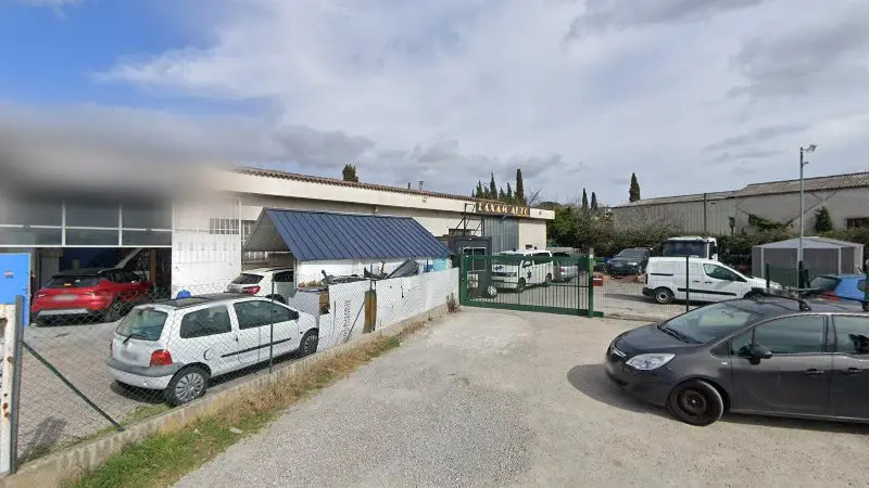 Vue de la rue devant LAXAM AUTO GARAGE, La Roquette-sur-Siagne