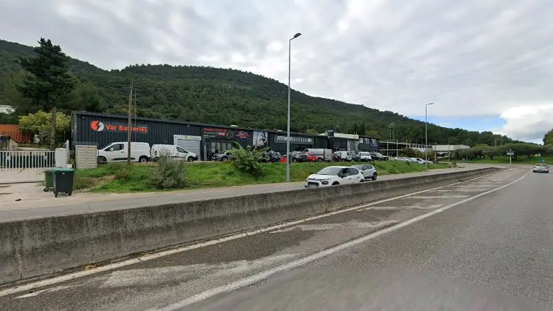 Vue de la rue devant Carrosserie Toto, Gémenos