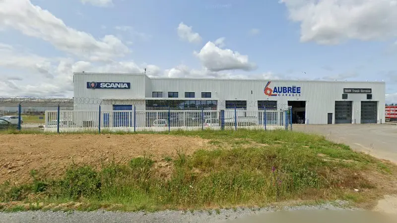 Vue de la rue devant Point S Industriel - Javené (Breizh Tyres), Javené