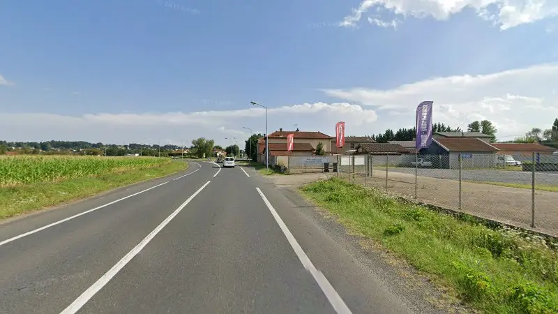 Vue de la rue devant Europe Pare Brise, Reyrieux