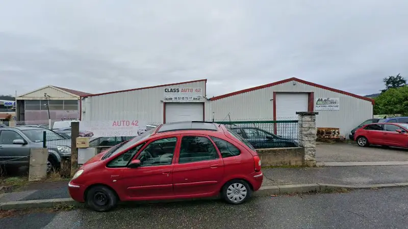Vue de la rue devant Chambon Automobiles, La Ricamarie