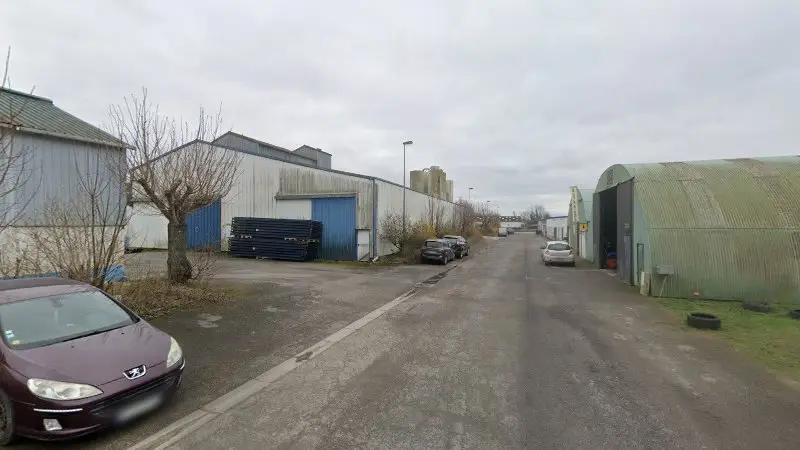 Vue de la rue devant Atelier de l automobilr, Verton