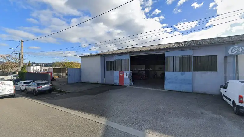 Vue de la rue devant Carrosserie Gounon, Aubenas