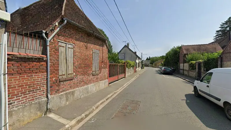 Vue de la rue devant Mensseillin Edouard, Jouy-sous-Thelle