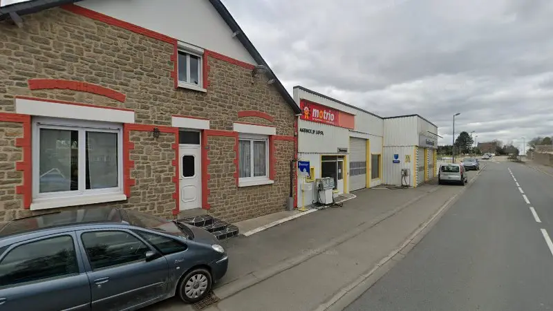 Vue de la rue devant Brétéché - Garage Jean-François Lefol / Renault-Dacia, Corseul