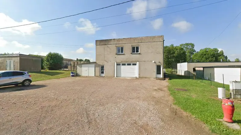 Vue de la rue devant Toitot Sport Developpement, Époisses