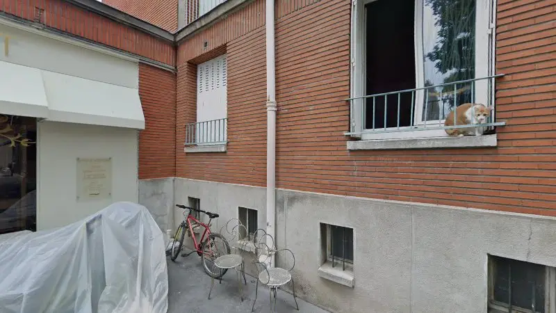 Vue de la rue devant Garage voiture, Orléans
