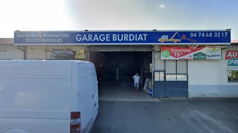 Vue de la rue devant Garage Burdiat, Porte des Pierres Dorées