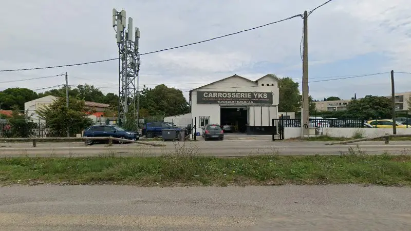 Vue de la rue devant Carrosserie YKS, Gignac-la-Nerthe