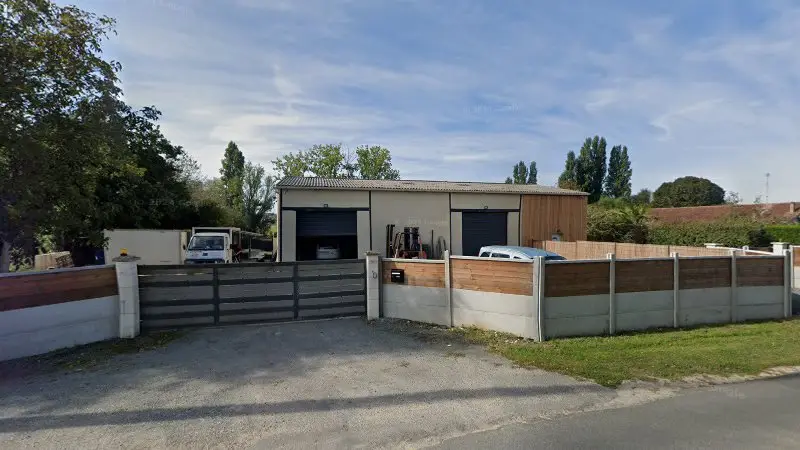 Vue de la rue devant garage laubuge (ouvert que sur rendez-vous), Saint-Germain-et-Mons