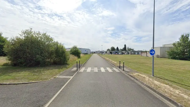 Vue de la rue devant UIU Vierzon Garage Jean Serpaud, Vierzon