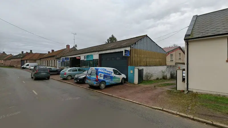 Vue de la rue devant TOP CARROSSERIE - GARAGE DEBUREAUX PERE ET FILS, Orville