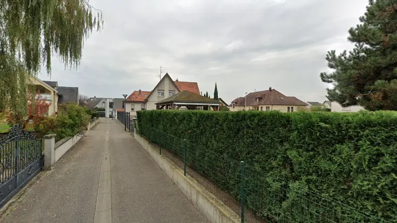 Vue de la rue devant Supercars Passion, Sélestat
